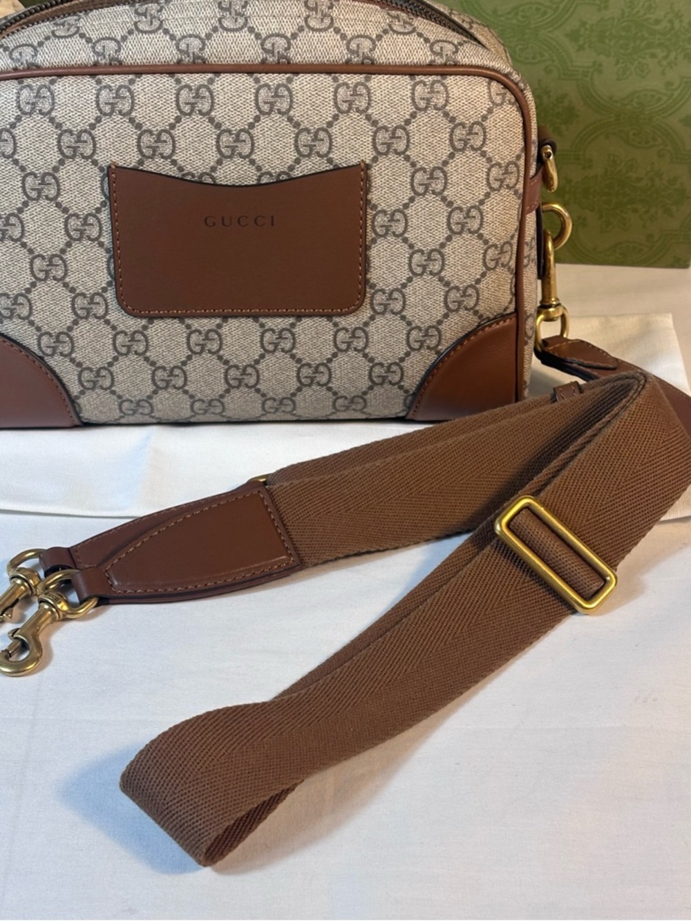 Beautiful Gucci Small Emblem Crossbody - Picture 11 of 16